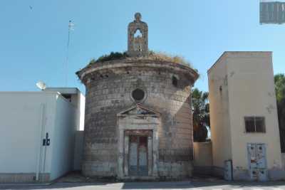 Mola, quella chiesetta dalla rara forma circolare che giace a due passi dal porto